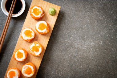 mayonez ve karides yumurta ile taze somon suşi rulo