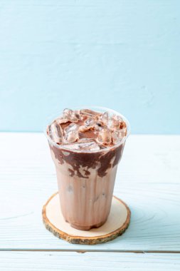 Buzlu çikolata milkshake içecek