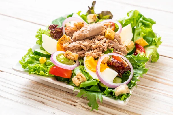 Atum com salada de legumes e ovos — Fotografia de Stock