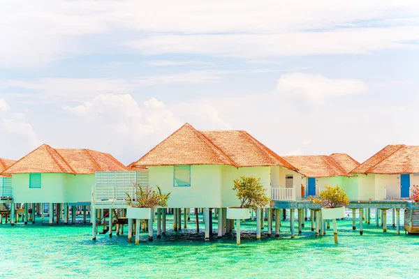 Schöne tropische Malediven Resort Hotel und Insel mit Strand a — Stockfoto