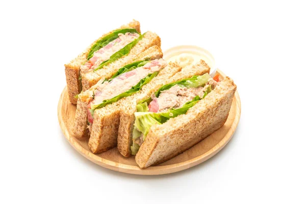 Zelfgemaakte tonijn sandwich op witte achtergrond — Stockfoto