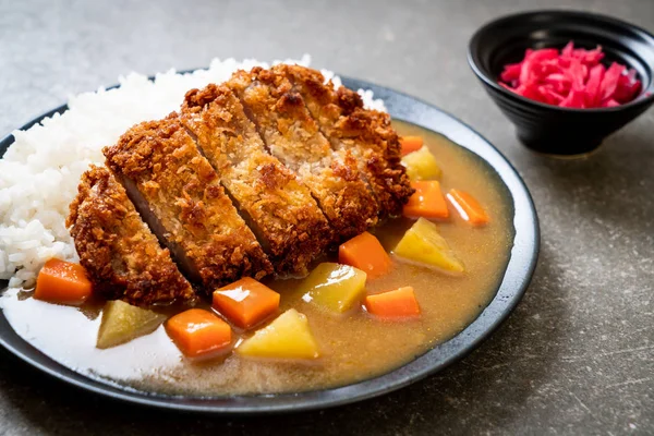 Knusprig gebratenes Schweineschnitzel mit Curry und Reis — Stockfoto