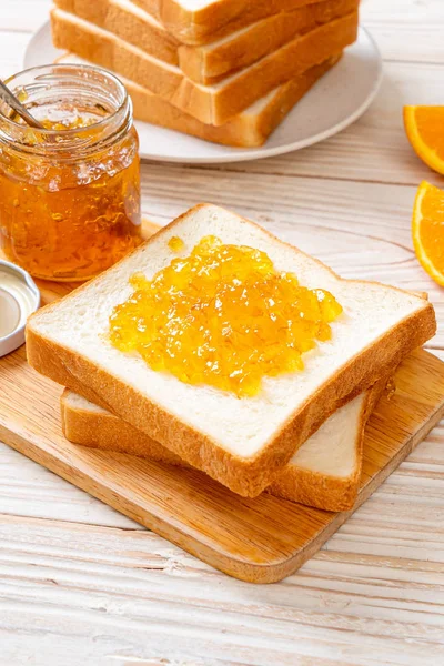 Portakal reçelli ekmek dilimleri 