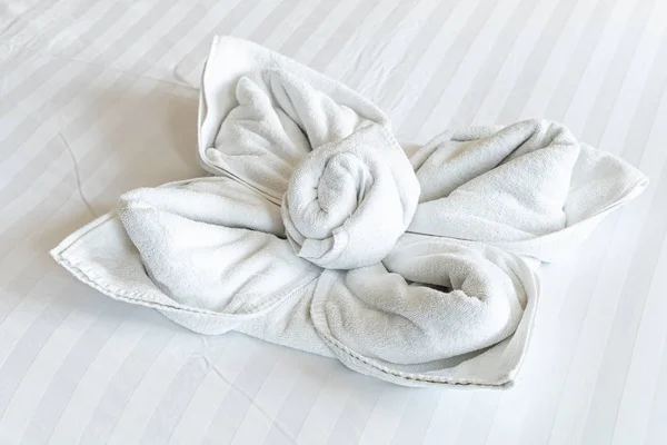 Красивое полотенце на кровати — стоковое фото