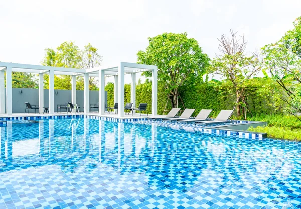 Ліжко-басейн з відкритим басейном в готелі та курорті — стокове фото