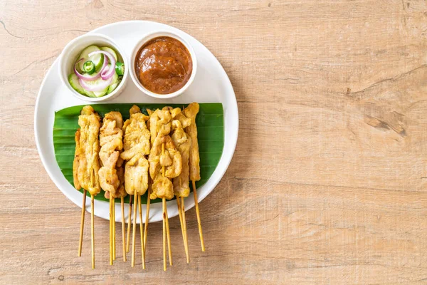 Domuz Satay-ızgara domuz fıstığı sosu veya tatlı ile servis ve 