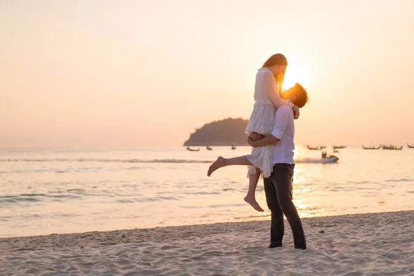 Joyeux couple voyageant en lune de miel sur une plage de sable tropical à su — Photo