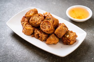 Derin kızarmış Yengeç rulo