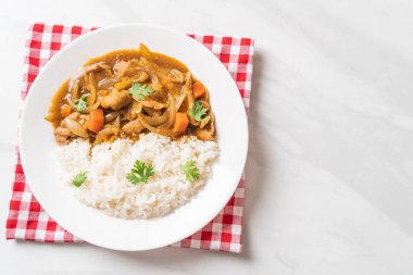 Japon köri pirinç dilimlenmiş domuz eti, havuç ve soğan ile