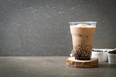 Kabarcıklar ile Tayvan süt çayı