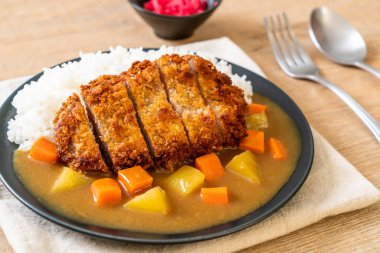 Çıtır çıtır kızarmış domuz pirzola köri ve pilav ile 