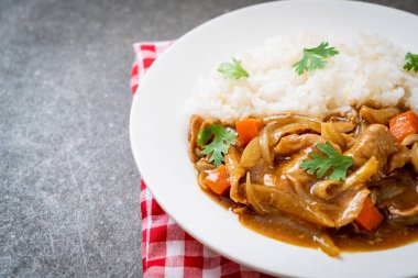 Japon köri pirinç dilimlenmiş domuz eti, havuç ve soğan ile