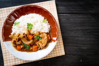 Japon köri pirinç dilimlenmiş domuz eti, havuç ve soğan ile