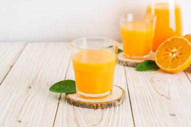 Ahşap arka plan üzerinde taze portakal suyu