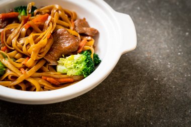 domuz ve sebze ile kızarmış erişte