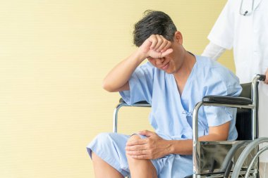 Diz ağrısı ile Asya kıdemli hasta tekerlekli sandalye