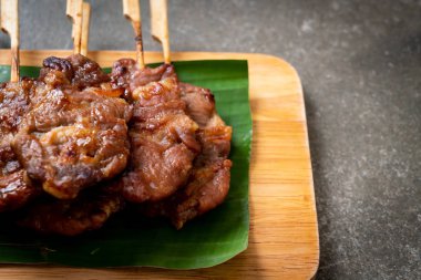 saptırılmış süt domuz beyaz yapışkan pirinç ile ızgara