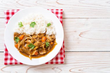 Japon köri pirinç dilimlenmiş domuz eti, havuç ve soğan ile