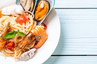 Deniz ürünleri makarna spagetti ve istiridye, karides, Squis, midye ile