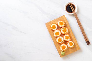 mayonez ve karides yumurta ile taze somon suşi rulo