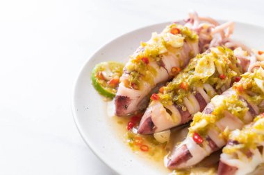 Baharatlı Chili ve limon sosu ile buharda squids