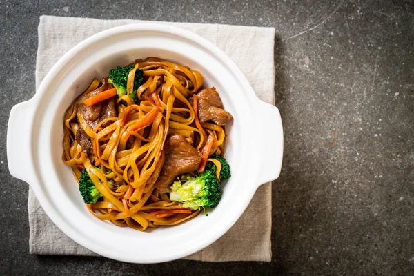 domuz ve sebze ile kızarmış erişte