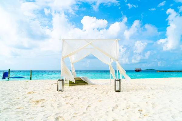 Γαμήλια αψίδα στην παραλία με τροπικές Μαλδίβες θέρετρο και θάλασσα — Φωτογραφία Αρχείου