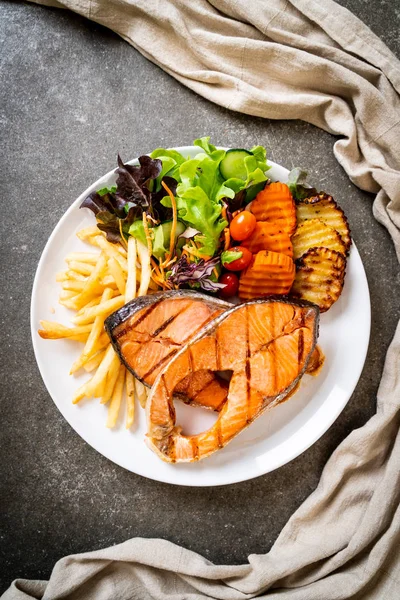 Filet de steak de saumon grillé aux légumes et frites — Photo