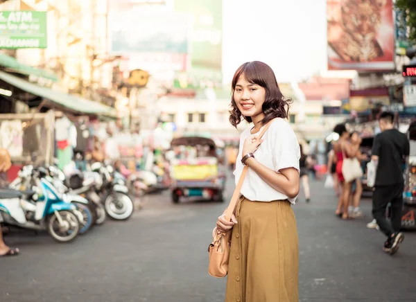 Счастливая и счастливая азиатская женщина, путешествующая по Кхао Сарн-роуд, Тха — стоковое фото