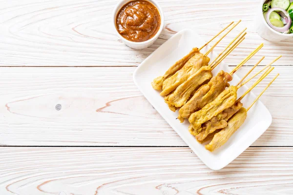 Domuz Satay-ızgara domuz fıstığı sosu veya tatlı ile servis ve 