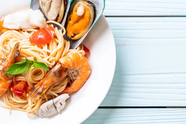 Deniz ürünleri makarna spagetti ve istiridye, karides, Squis, midye ile