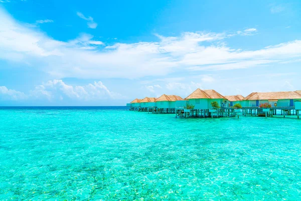 Vackra tropiska Maldiverna Resort hotell och ö med strand a — Stockfoto