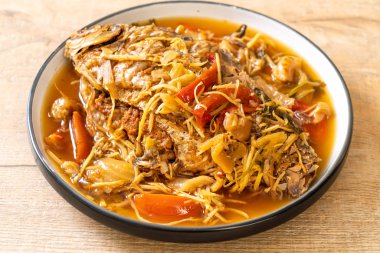 Salamura marul ile haşlanmış sazan balığı