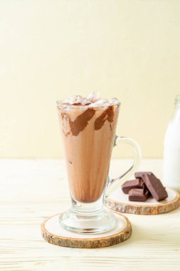 Buzlu çikolata milkshake içecek