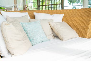 veranda sandalyesinde rahat yastık