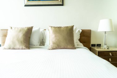 Yatak odasının iç tarafında yastık ve yatak dekorasyonu.