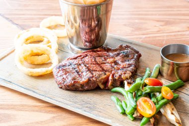 sebze ve patates kızartması ile Orta nadir Sığır biftek