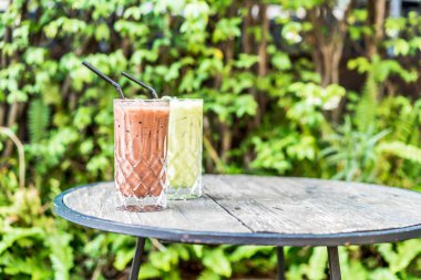 buzlu çikolata ve matcha yeşil çay bardağı masanın üzerine