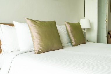 Yatak odasının iç tarafında yastık ve yatak dekorasyonu.