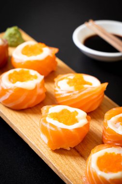 mayonez ve karides yumurta ile taze somon suşi rulo