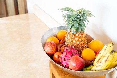 tepsi üzerinde meyve Mix