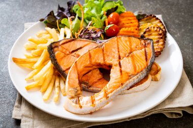 sebze ve patates kızartması ile ızgara somon biftek fileto