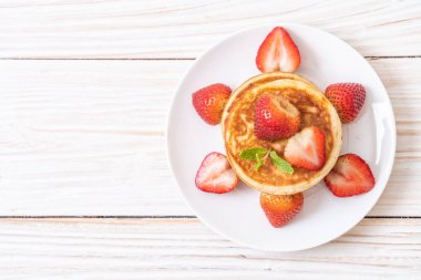 Taze çilek ile gözleme