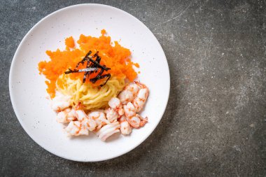 karidesler ve karides yumurtası ile spagetti kremsi