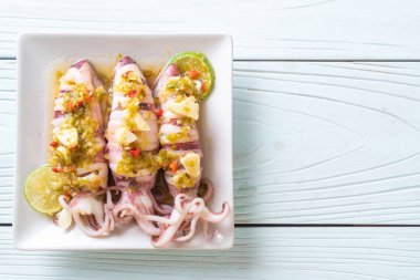 Baharatlı Chili ve limon sosu ile buharda squids