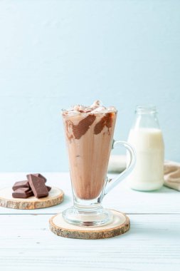Buzlu çikolata milkshake içecek