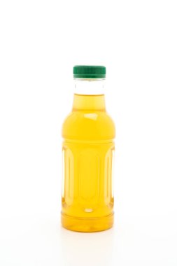 Beyaz arka planda yeşil çay şişesi