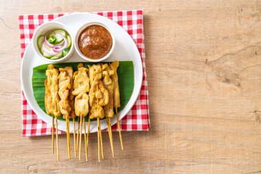 Domuz Satay-ızgara domuz fıstığı sosu veya tatlı ile servis ve 