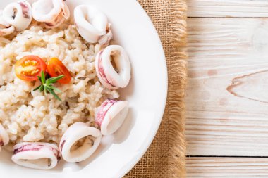 Kalamarlar veya ahtapot risotto