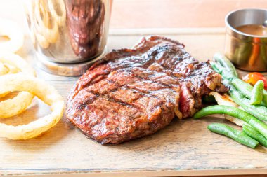 sebze ve patates kızartması ile Orta nadir Sığır biftek